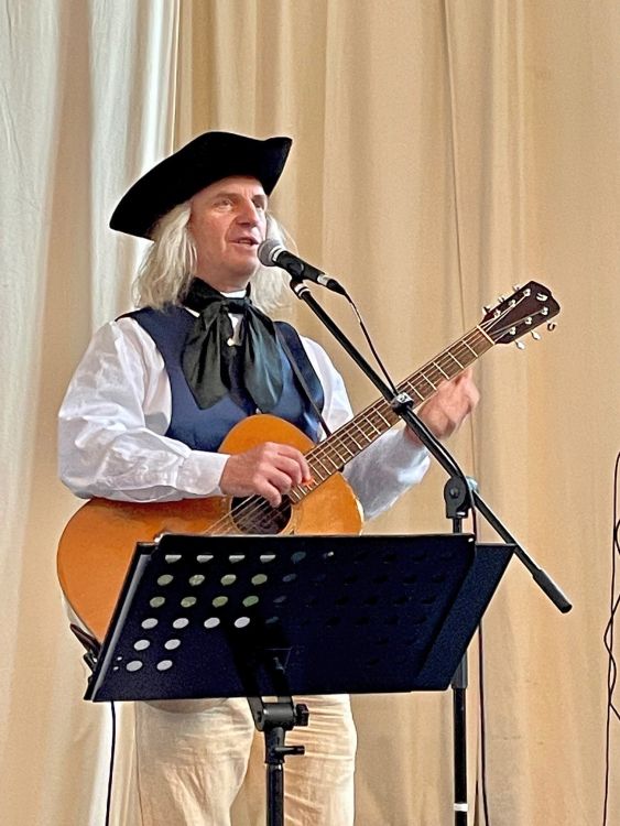 ronald heber in flaemingtracht auf museumsbuehne