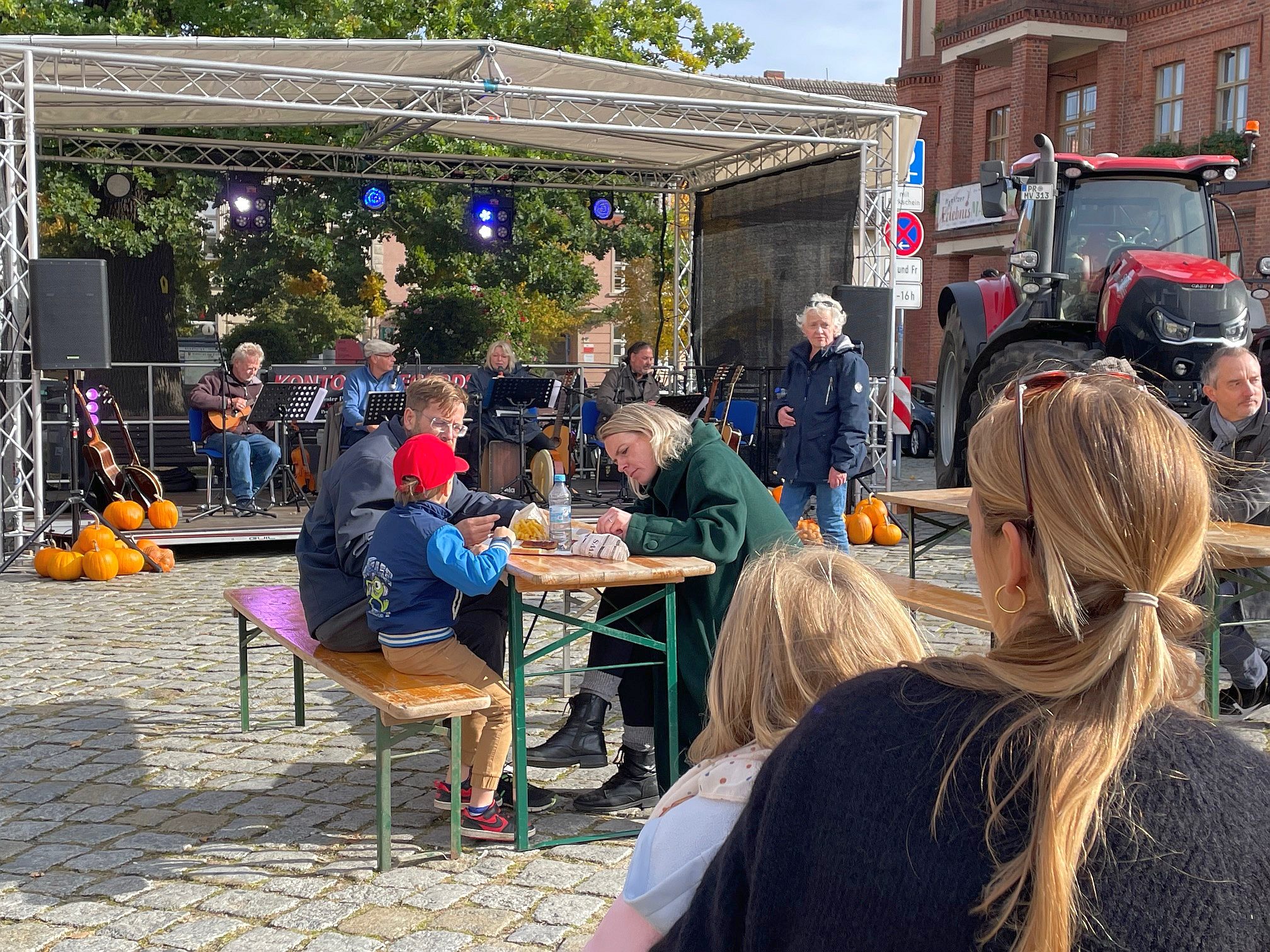 Marktbesucher mit Tudderkram